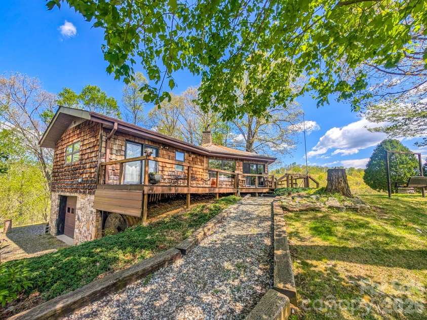 572 Pleasant Valley Road, Burnsville, NC 28714.  MLS# CAR4368614, YatesRealty ID 24340. 