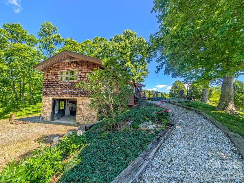 572 Pleasant Valley Road, Burnsville, NC 28714.  MLS# CAR4368614, YatesRealty ID 24340. 