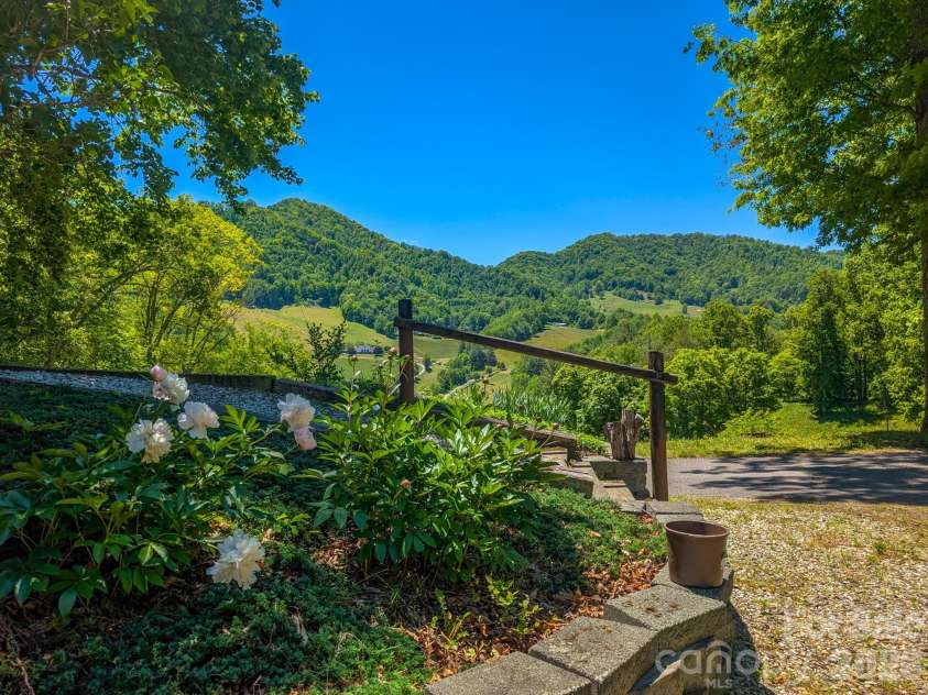 572 Pleasant Valley Road, Burnsville, NC 28714.  MLS# CAR4368614, YatesRealty ID 24340. 
