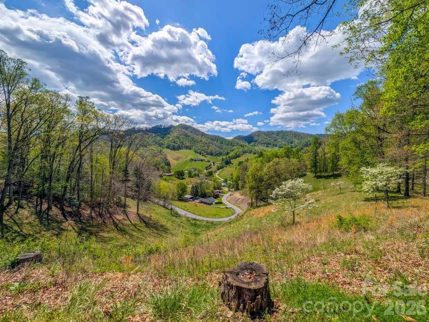 572 Pleasant Valley Road, Burnsville, NC 28714.  MLS# CAR4368614, YatesRealty ID 24340. 