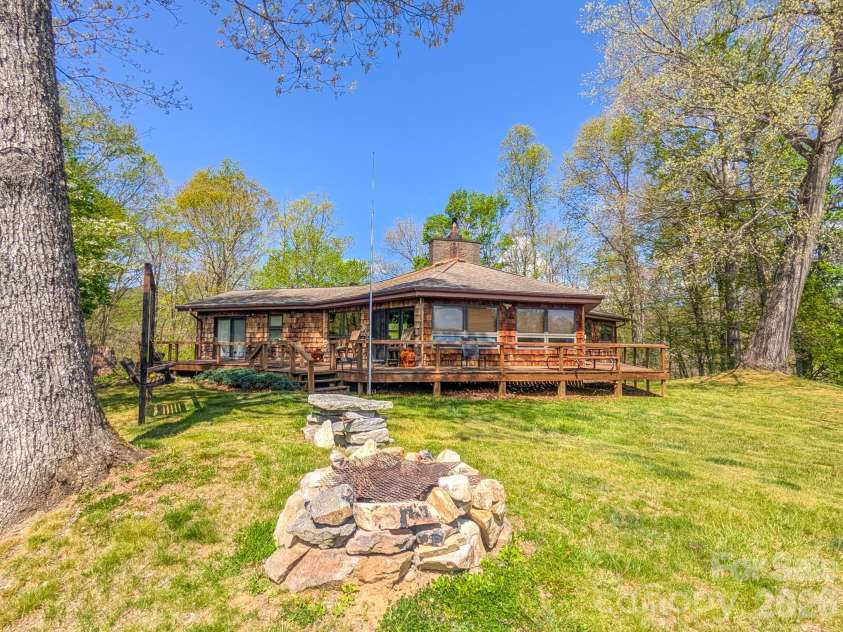 572 Pleasant Valley Road, Burnsville, NC 28714.  MLS# CAR4368614, YatesRealty ID 24340. 