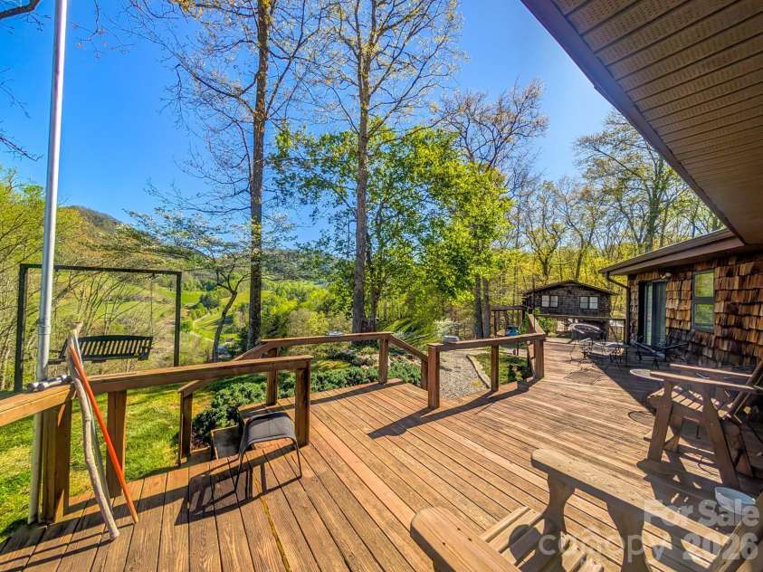 572 Pleasant Valley Road, Burnsville, NC 28714.  MLS# CAR4368614, YatesRealty ID 24340. 