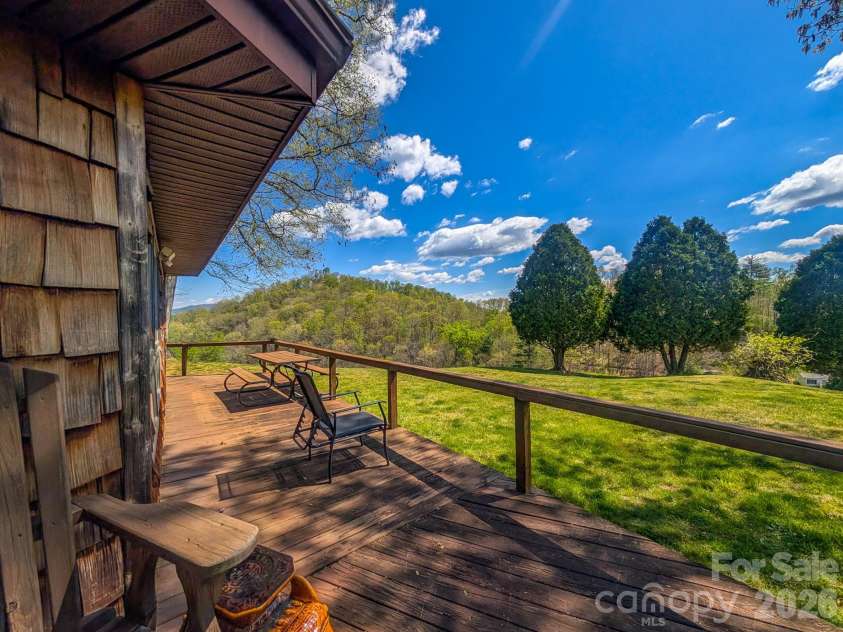 572 Pleasant Valley Road, Burnsville, NC 28714.  MLS# CAR4368614, YatesRealty ID 24340. 