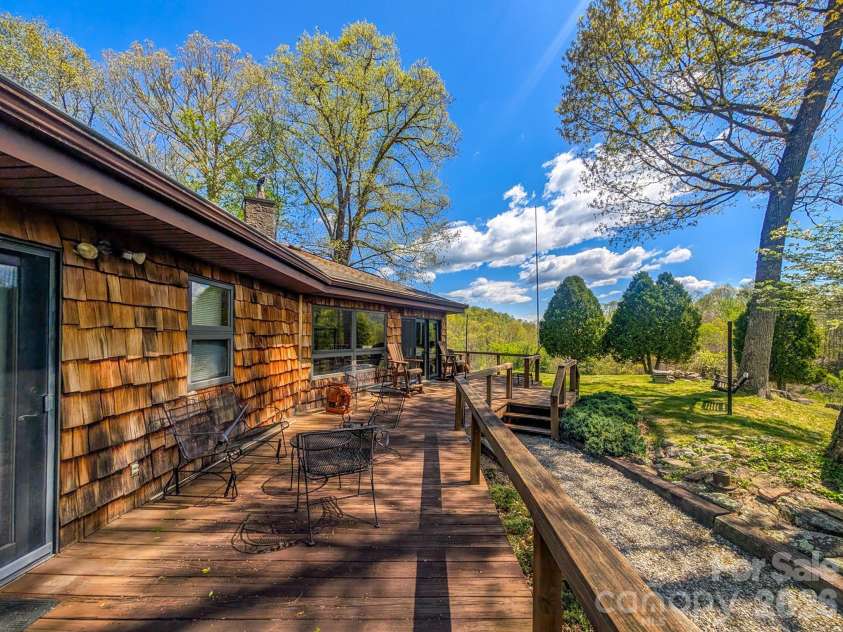 572 Pleasant Valley Road, Burnsville, NC 28714.  MLS# CAR4368614, YatesRealty ID 24340. 