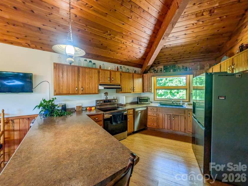 572 Pleasant Valley Road, Burnsville, NC 28714.  MLS# CAR4368614, YatesRealty ID 24340. 