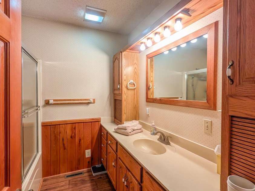 572 Pleasant Valley Road, Burnsville, NC 28714.  MLS# CAR4368614, YatesRealty ID 24340. 