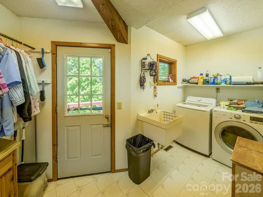 572 Pleasant Valley Road, Burnsville, NC 28714.  MLS# CAR4368614, YatesRealty ID 24340. 