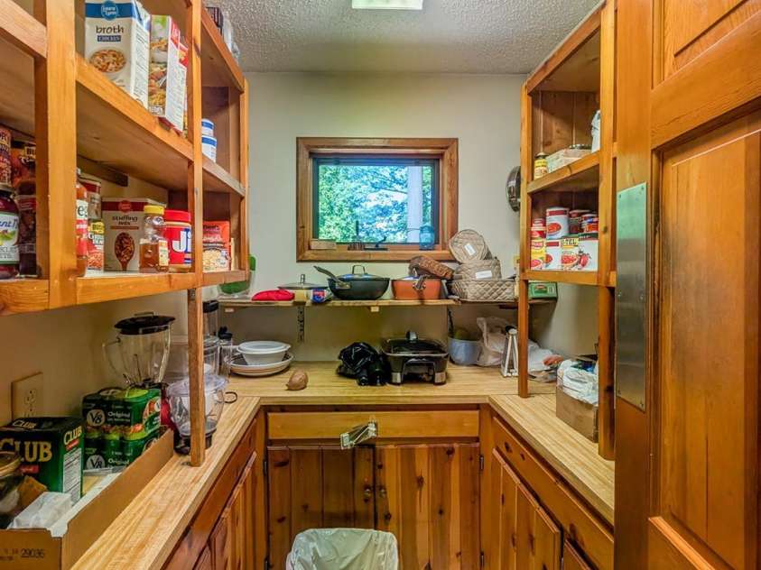 572 Pleasant Valley Road, Burnsville, NC 28714.  MLS# CAR4368614, YatesRealty ID 24340. 