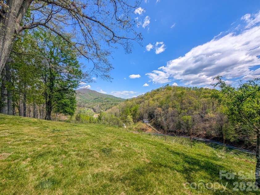 572 Pleasant Valley Road, Burnsville, NC 28714.  MLS# CAR4368614, YatesRealty ID 24340. 