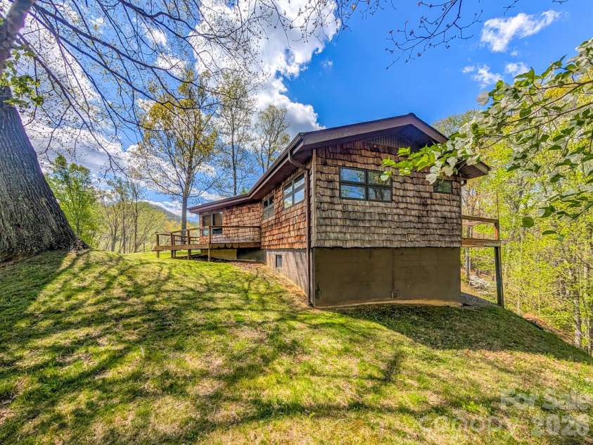 572 Pleasant Valley Road, Burnsville, NC 28714.  MLS# CAR4368614, YatesRealty ID 24340. 