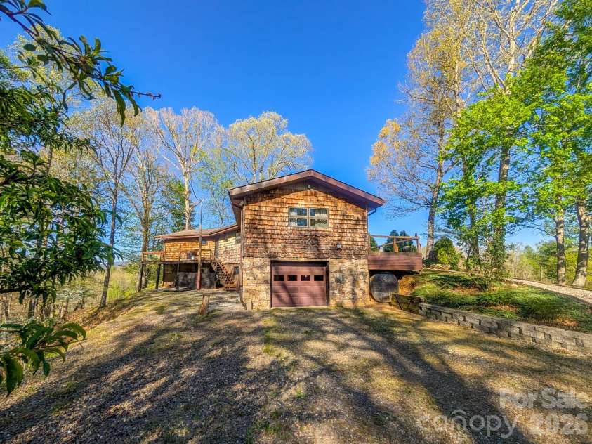 572 Pleasant Valley Road, Burnsville, NC 28714.  MLS# CAR4368614, YatesRealty ID 24340. 