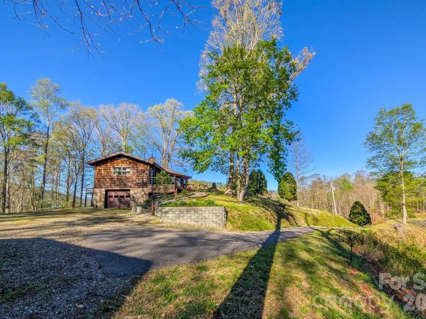 572 Pleasant Valley Road, Burnsville, NC 28714.  MLS# CAR4368614, YatesRealty ID 24340. 