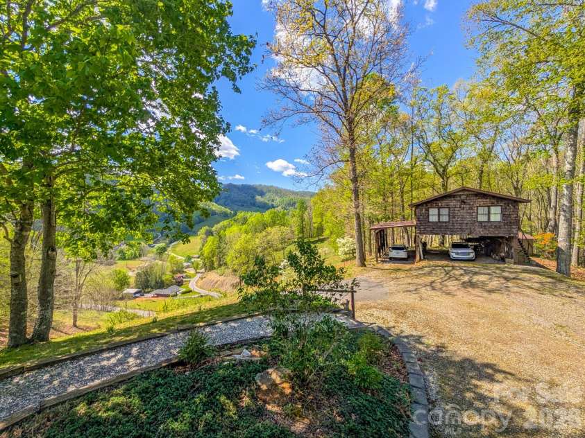 572 Pleasant Valley Road, Burnsville, NC 28714.  MLS# CAR4368614, YatesRealty ID 24340. 