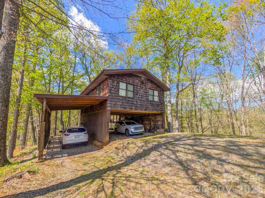 572 Pleasant Valley Road, Burnsville, NC 28714.  MLS# CAR4368614, YatesRealty ID 24340. 