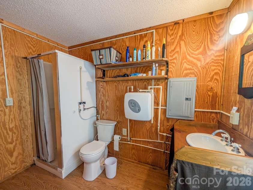 572 Pleasant Valley Road, Burnsville, NC 28714.  MLS# CAR4368614, YatesRealty ID 24340. 