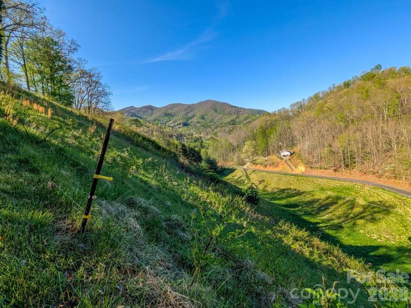 572 Pleasant Valley Road, Burnsville, NC 28714.  MLS# CAR4368614, YatesRealty ID 24340. 