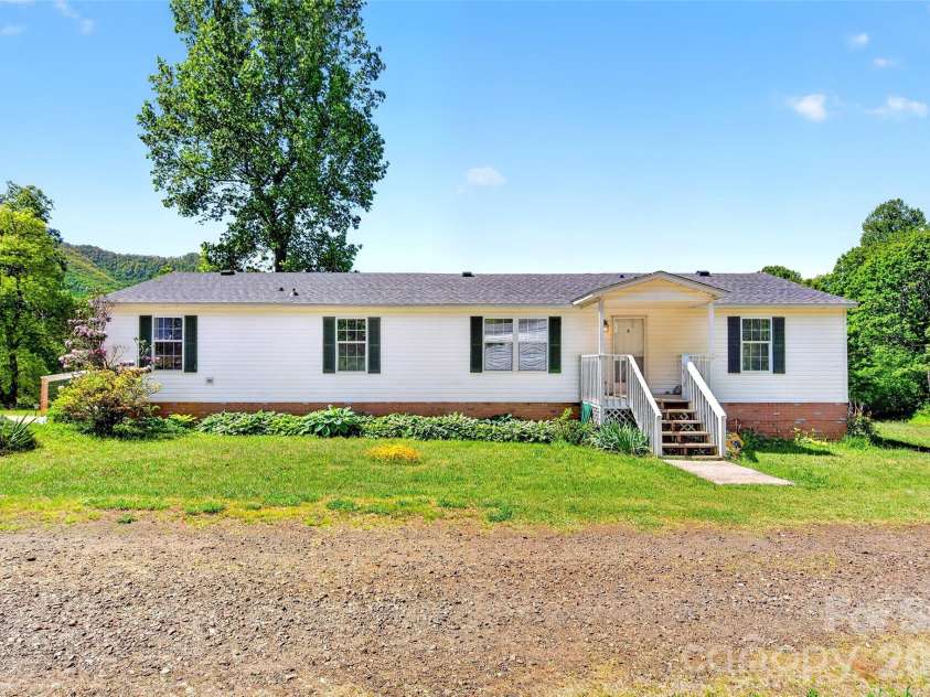 298 Wolf Crossing, Bakersville, NC 28705.  MLS# CAR4383992, YatesRealty ID 24341. 