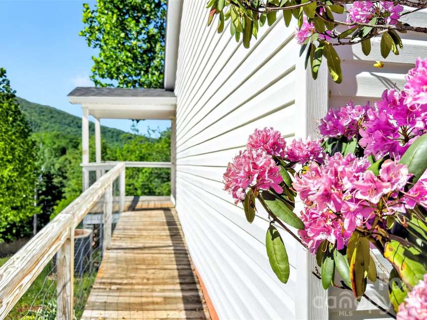 298 Wolf Crossing, Bakersville, NC 28705.  MLS# CAR4383992, YatesRealty ID 24341. 