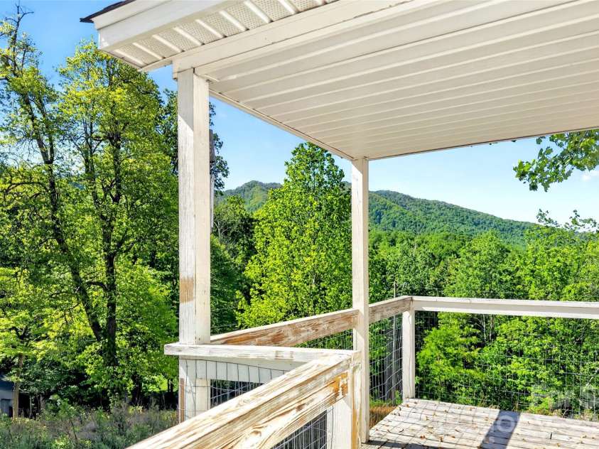 298 Wolf Crossing, Bakersville, NC 28705.  MLS# CAR4383992, YatesRealty ID 24341. 
