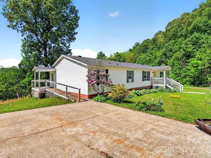 298 Wolf Crossing, Bakersville, NC 28705.  MLS# CAR4383992, YatesRealty ID 24341. 