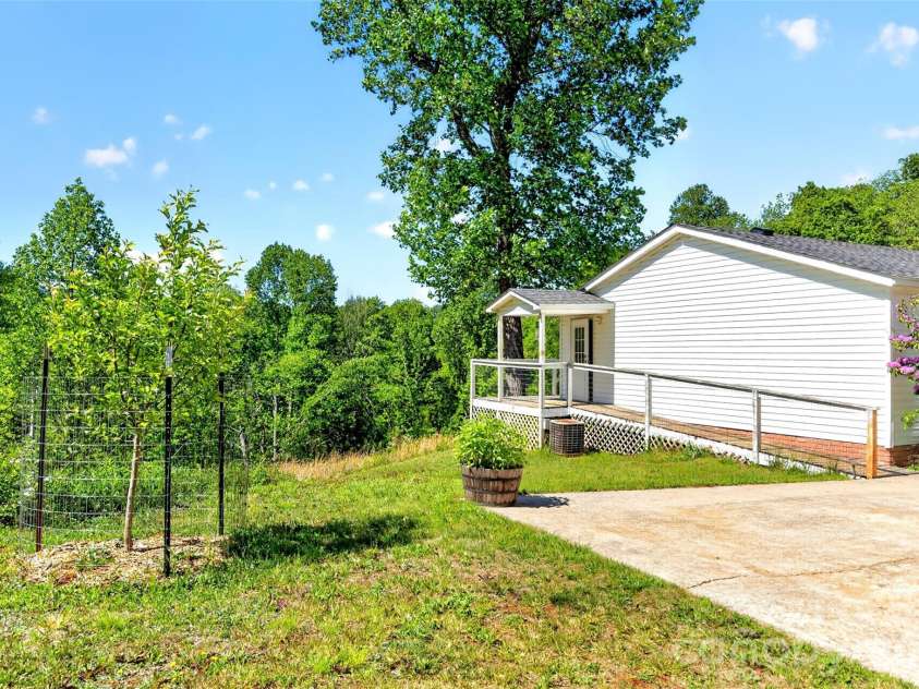 298 Wolf Crossing, Bakersville, NC 28705.  MLS# CAR4383992, YatesRealty ID 24341. 