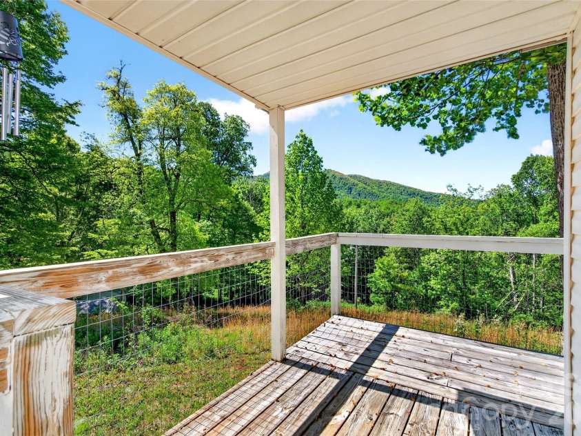 298 Wolf Crossing, Bakersville, NC 28705.  MLS# CAR4383992, YatesRealty ID 24341. 