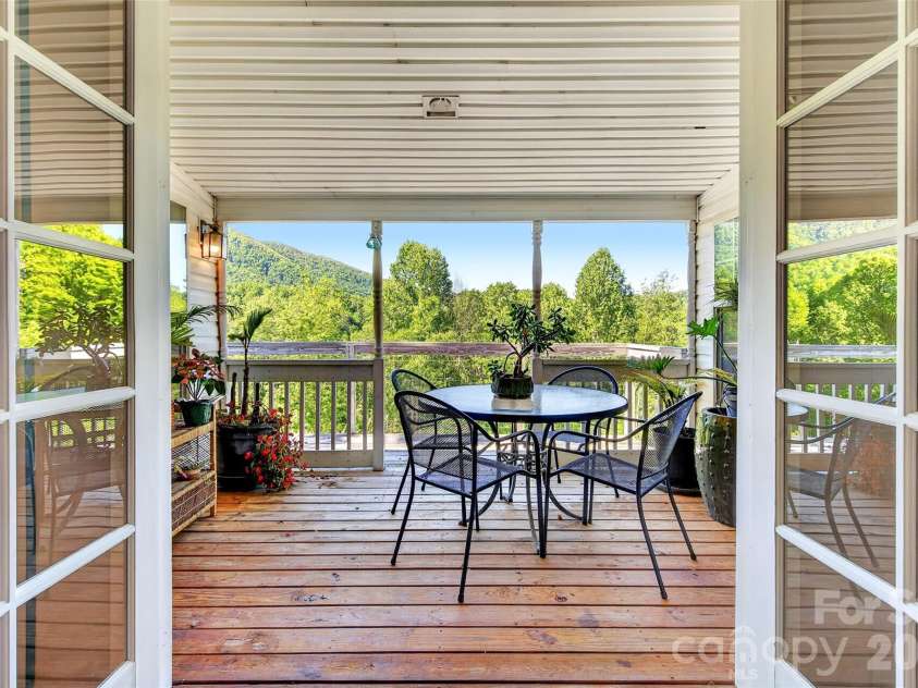 298 Wolf Crossing, Bakersville, NC 28705.  MLS# CAR4383992, YatesRealty ID 24341. 