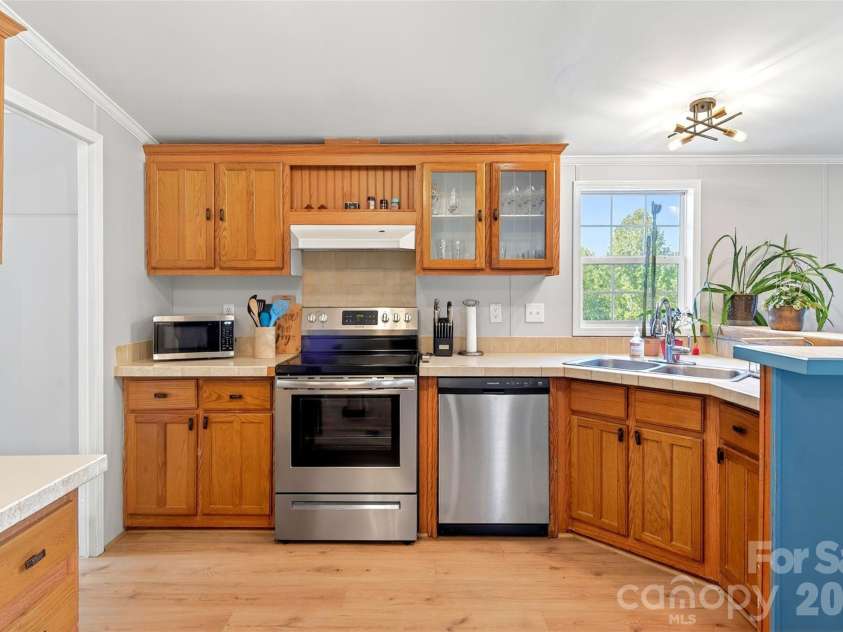 298 Wolf Crossing, Bakersville, NC 28705.  MLS# CAR4383992, YatesRealty ID 24341. 