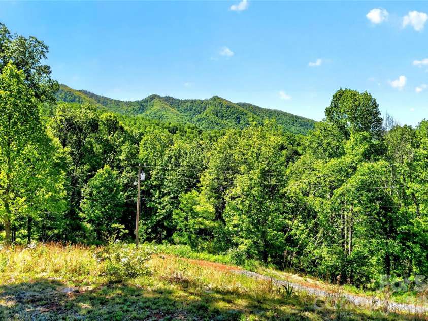 298 Wolf Crossing, Bakersville, NC 28705.  MLS# CAR4383992, YatesRealty ID 24341. 