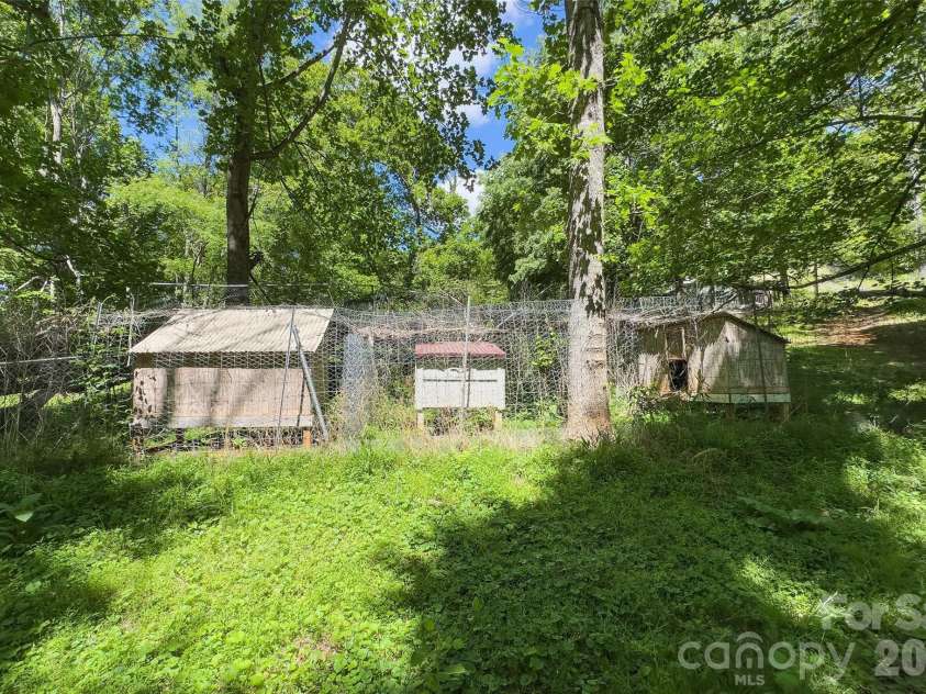 298 Wolf Crossing, Bakersville, NC 28705.  MLS# CAR4383992, YatesRealty ID 24341. 