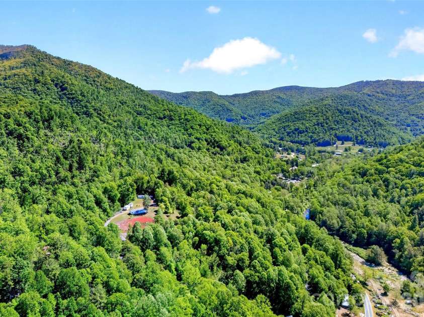 298 Wolf Crossing, Bakersville, NC 28705.  MLS# CAR4383992, YatesRealty ID 24341. 