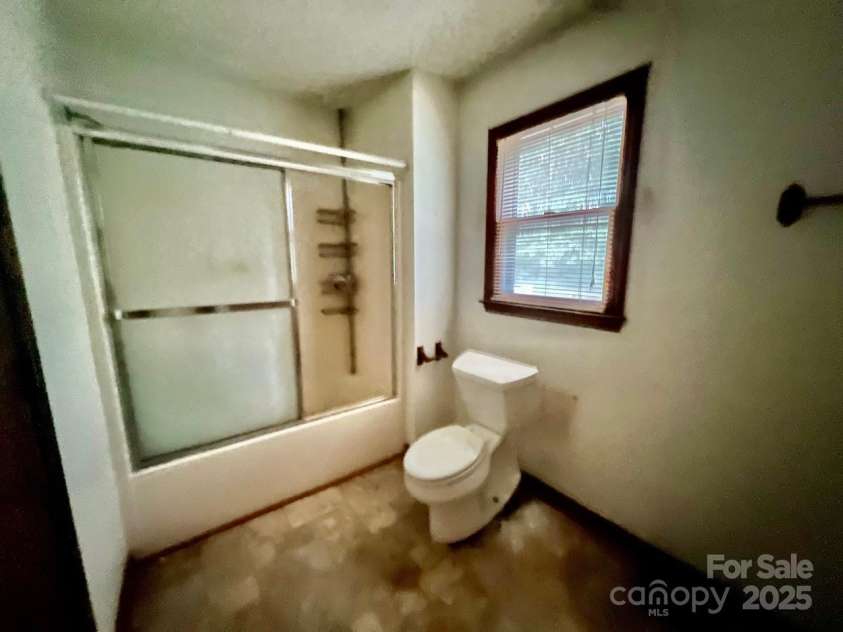 6581 Emerald Isle Drive, Sherrills Ford, NC 28673.  MLS# CAR4277382, YatesRealty ID 24341. Primary bath