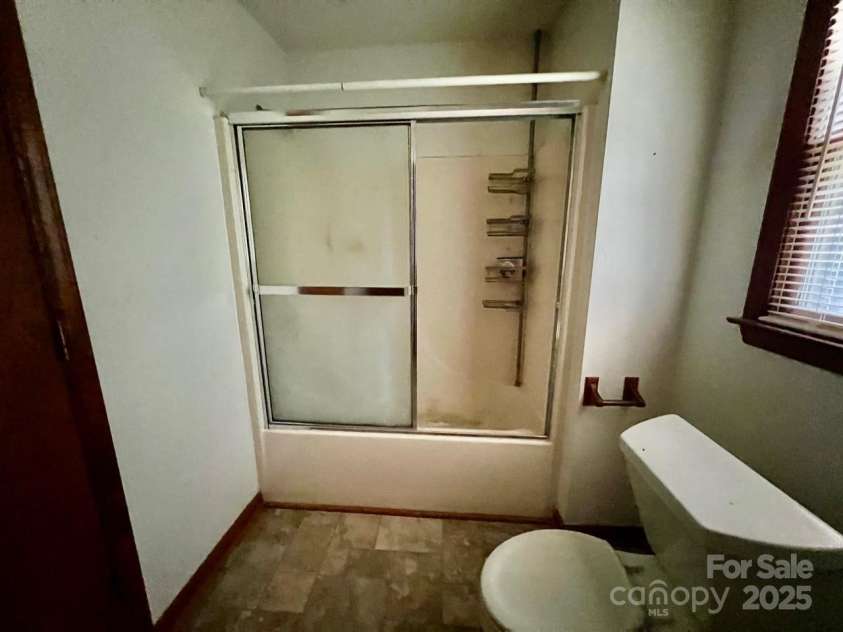 6581 Emerald Isle Drive, Sherrills Ford, NC 28673.  MLS# CAR4277382, YatesRealty ID 24341. Primary bath