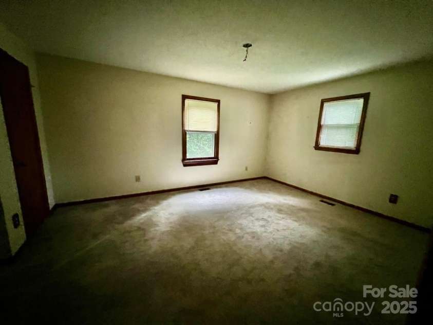 6581 Emerald Isle Drive, Sherrills Ford, NC 28673.  MLS# CAR4277382, YatesRealty ID 24341. Primary bedroom