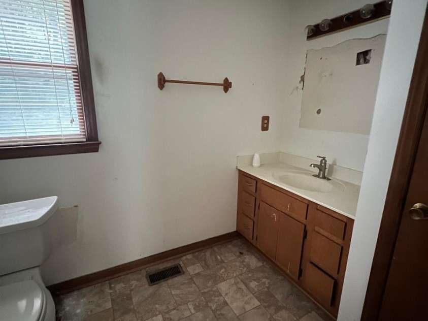 6581 Emerald Isle Drive, Sherrills Ford, NC 28673.  MLS# CAR4277382, YatesRealty ID 24341. Secondary bath