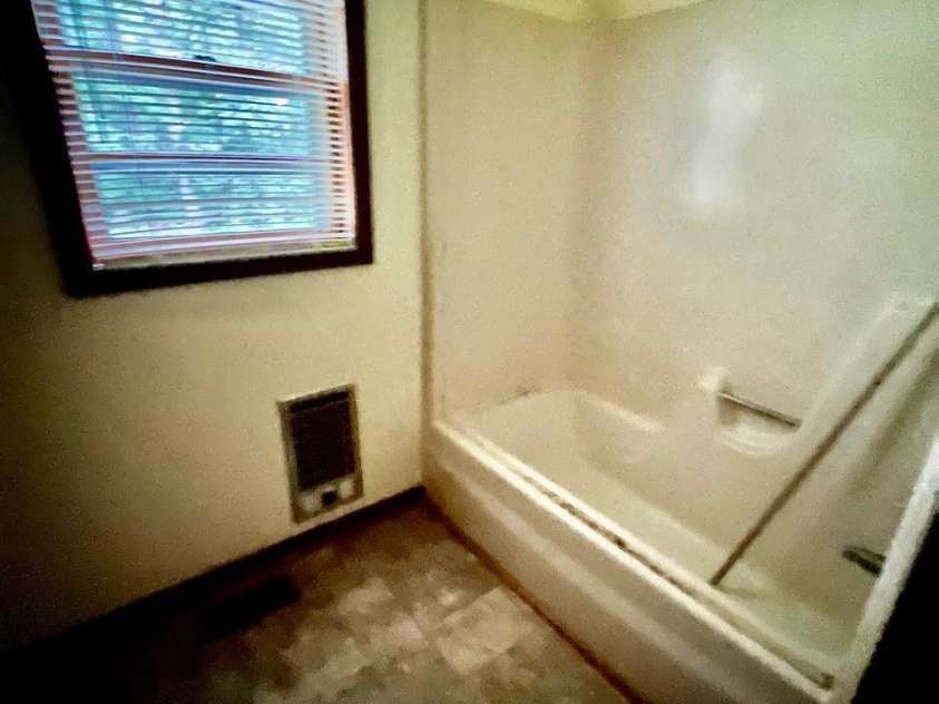 6581 Emerald Isle Drive, Sherrills Ford, NC 28673.  MLS# CAR4277382, YatesRealty ID 24341. Secondary bath