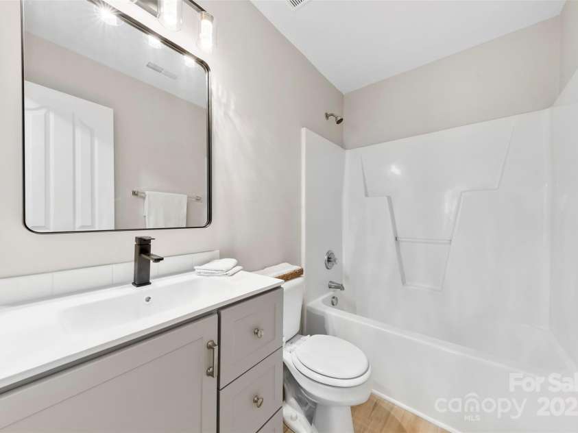 6340 Green Vista Court, Charlotte, NC 28212.  MLS# CAR4270399, YatesRealty ID 24343. Full Bath upstairs