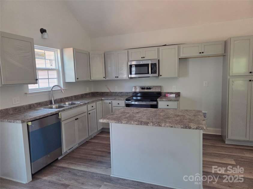 153 Brook Creek Drive, Troutman, NC 28166.  MLS# CAR4274931, YatesRealty ID 24344. Kitchen