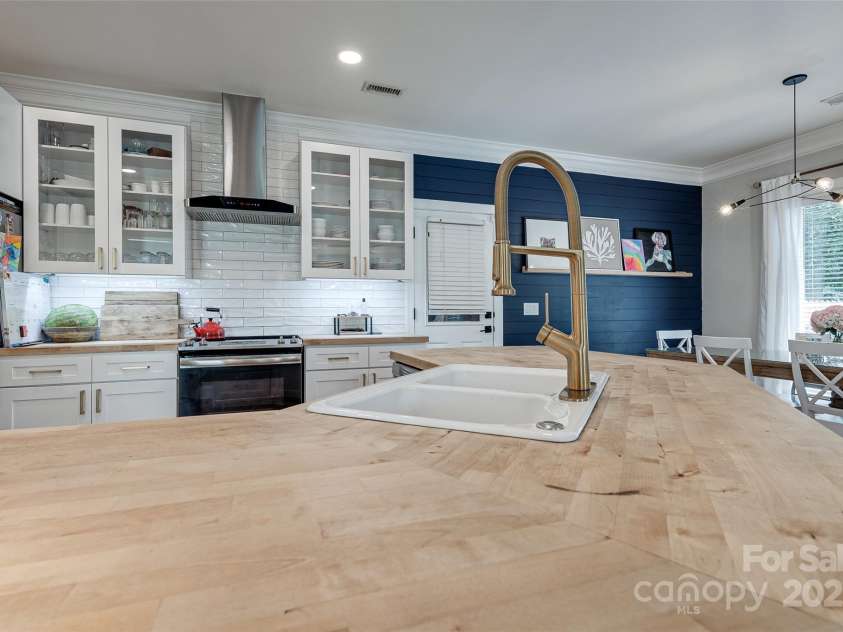 2936 Saintfield Place, Charlotte, NC 28270.  MLS# CAR4275978, YatesRealty ID 24348. 