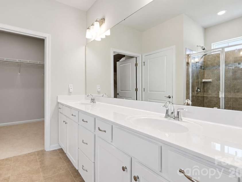 14204 Southbridge Forest Drive, Charlotte, NC 28273.  MLS# CAR4425142, YatesRealty ID 24350. Primary bath on main