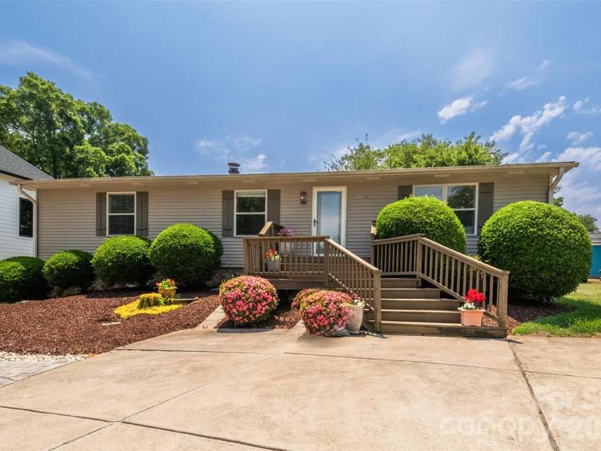 21205 Rio Oro Drive, Cornelius, NC 28031.  MLS# CAR4378603, YatesRealty ID 24353. 