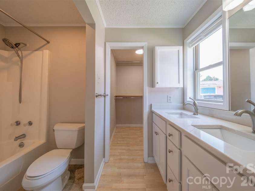 21205 Rio Oro Drive, Cornelius, NC 28031.  MLS# CAR4378603, YatesRealty ID 24353. 