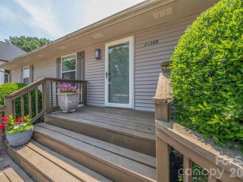 21205 Rio Oro Drive, Cornelius, NC 28031.  MLS# CAR4378603, YatesRealty ID 24353. 