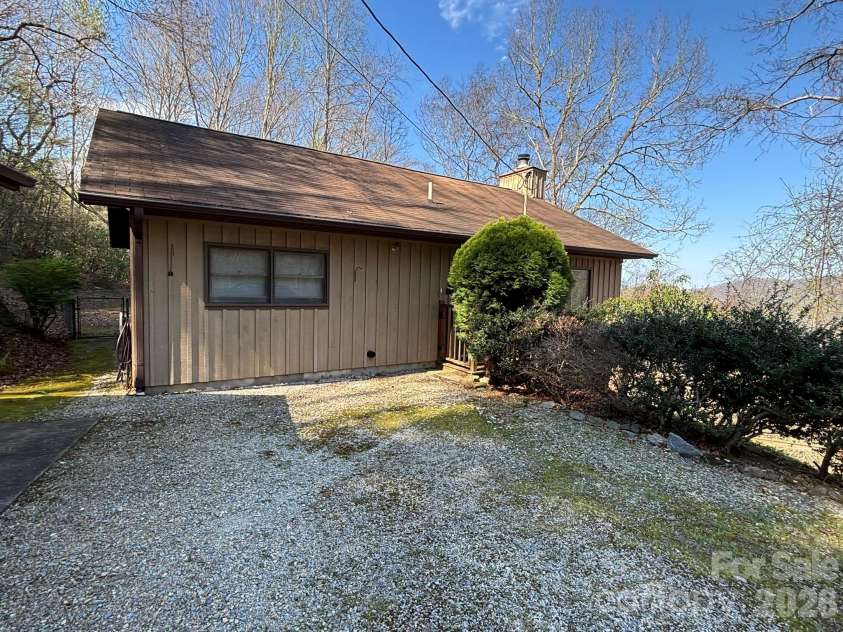 120 Kimberly Drive, Bryson City, NC 28713.  MLS# CAR4385063, YatesRealty ID 24356. Easy access from the level driveway.