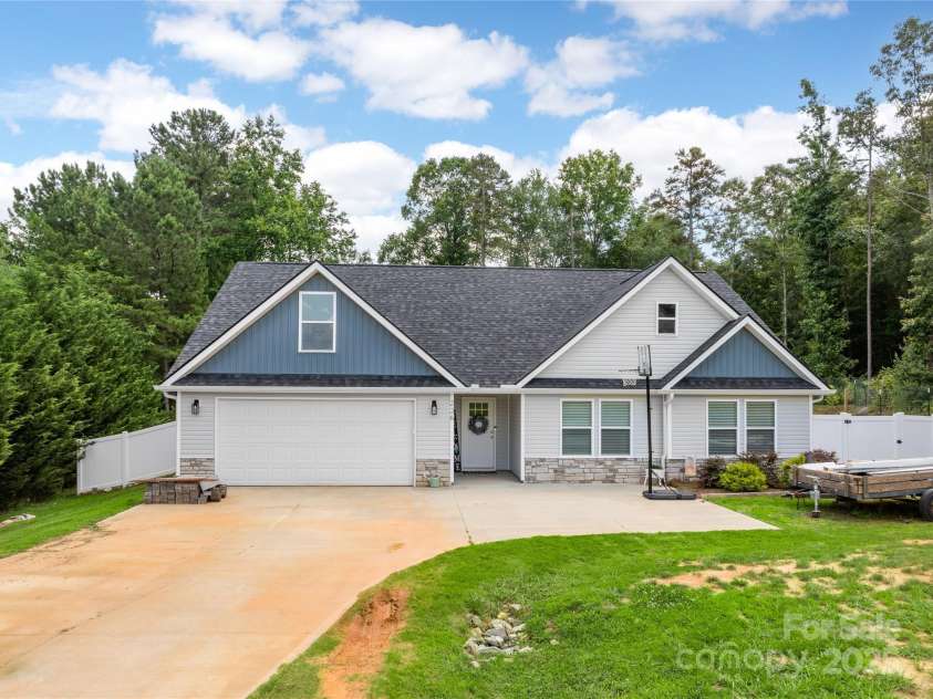 226 Oak Brook Lane, Gaffney, SC 29341.  MLS# CAR4274351, YatesRealty ID 24357. 