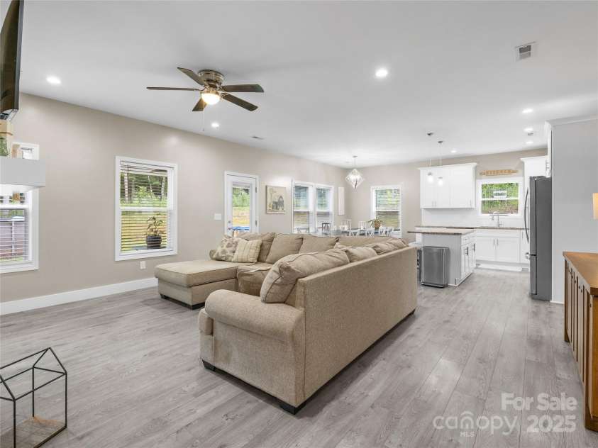 226 Oak Brook Lane, Gaffney, SC 29341.  MLS# CAR4274351, YatesRealty ID 24357. 