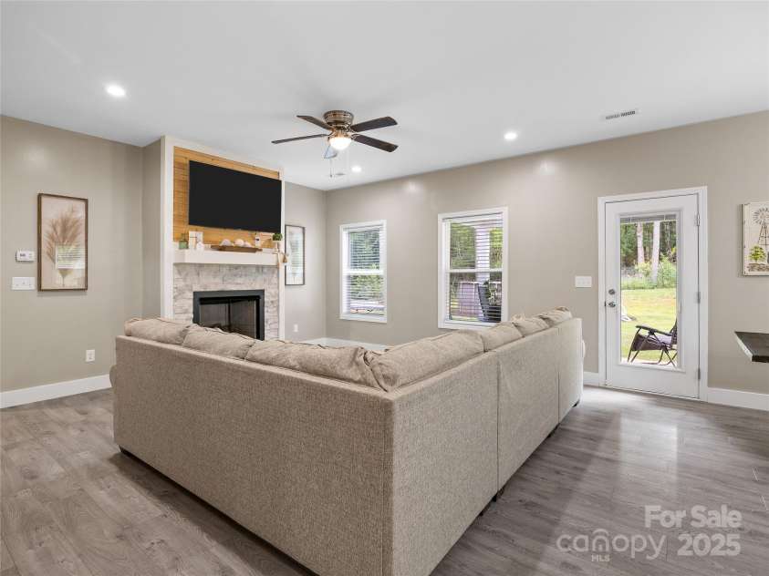 226 Oak Brook Lane, Gaffney, SC 29341.  MLS# CAR4274351, YatesRealty ID 24357. 