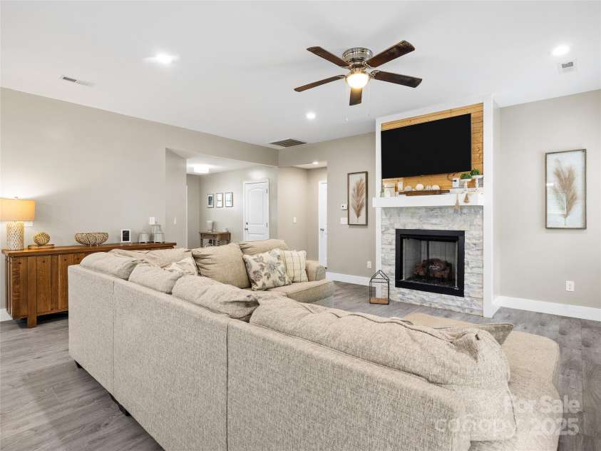 226 Oak Brook Lane, Gaffney, SC 29341.  MLS# CAR4274351, YatesRealty ID 24357. 