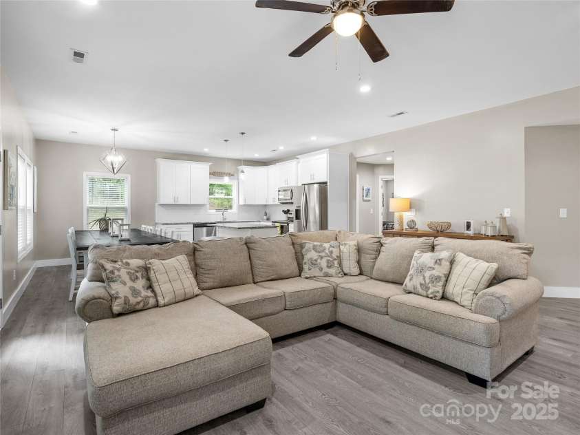 226 Oak Brook Lane, Gaffney, SC 29341.  MLS# CAR4274351, YatesRealty ID 24357. 