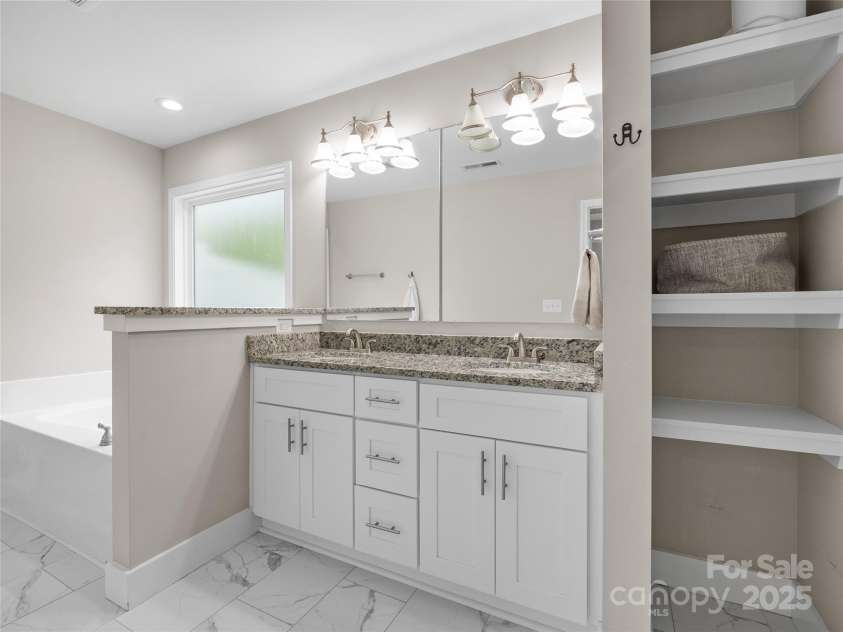 226 Oak Brook Lane, Gaffney, SC 29341.  MLS# CAR4274351, YatesRealty ID 24357. 